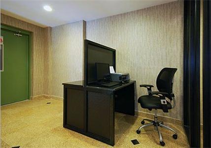 Quality Inn Jamaica Airtrain Нью-Йорк Екстер'єр фото